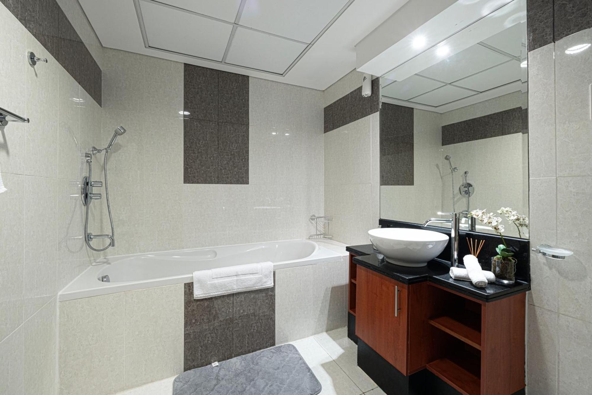 Difc Luxurious Spacious 1-bed In A Prime Location Apartment *